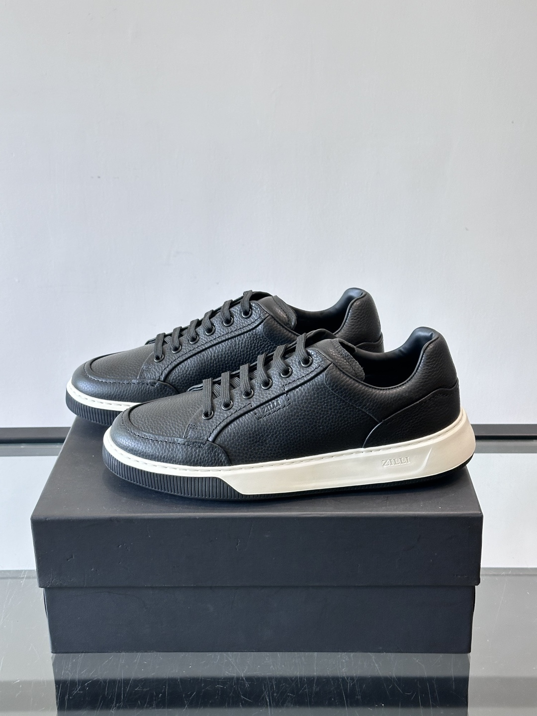 ZILLI男士牛皮休闲板鞋，选用优质头层牛皮，鞋面光滑细腻，质感满分。经典低帮系带设计，鞋侧和鞋底都有品