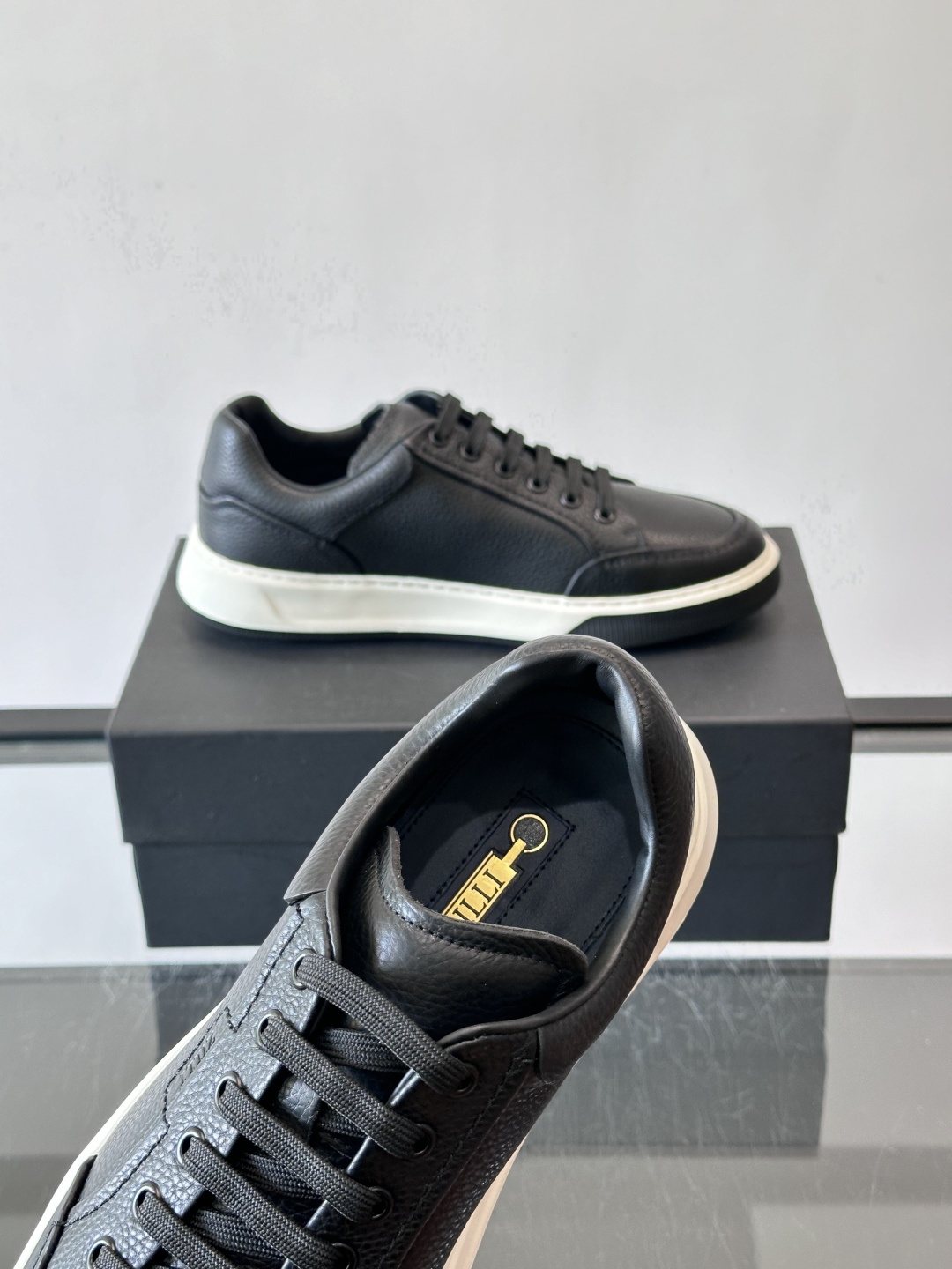 ZILLI男士牛皮休闲板鞋，选用优质头层牛皮，鞋面光滑细腻，质感满分。经典低帮系带设计，鞋侧和鞋底都有品