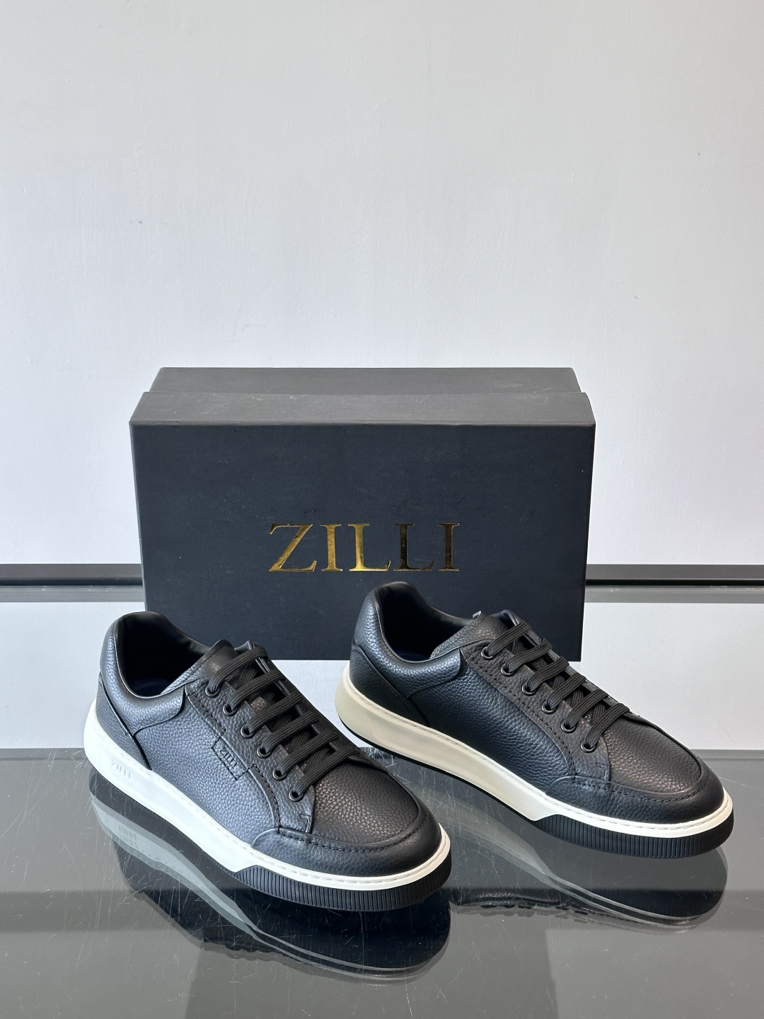 ZILLI男士牛皮休闲板鞋，选用优质头层牛皮，鞋面光滑细腻，质感满分。经典低帮系带设计，鞋侧和鞋底都有品