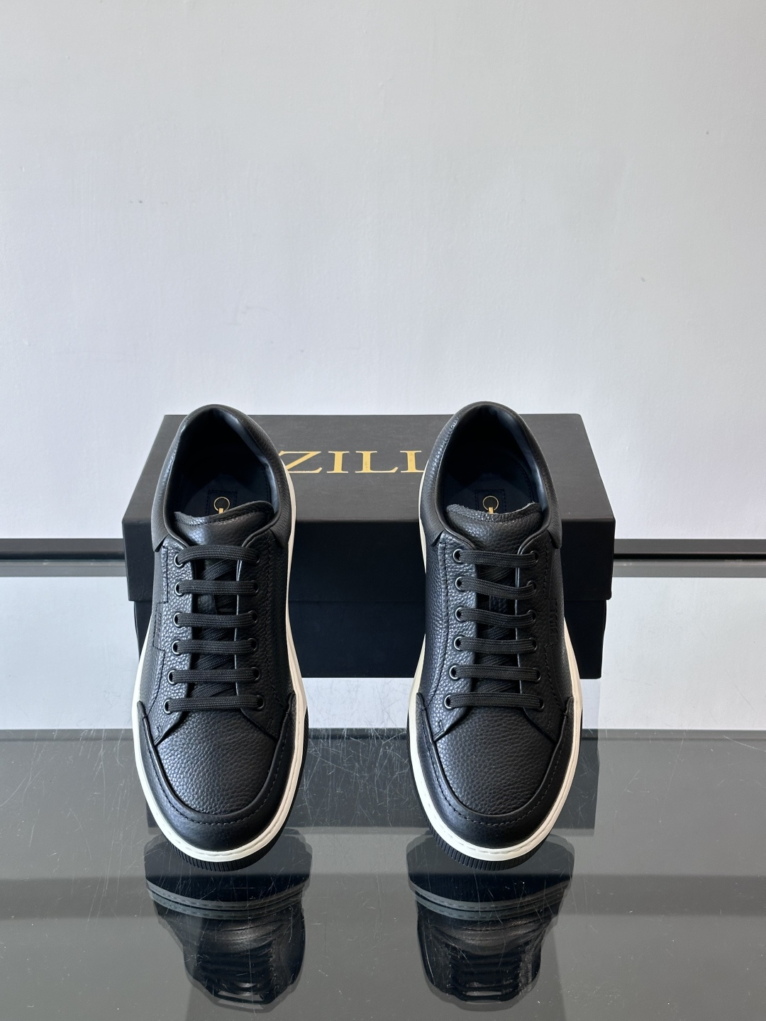 ZILLI男士牛皮休闲板鞋，选用优质头层牛皮，鞋面光滑细腻，质感满分。经典低帮系带设计，鞋侧和鞋底都有品