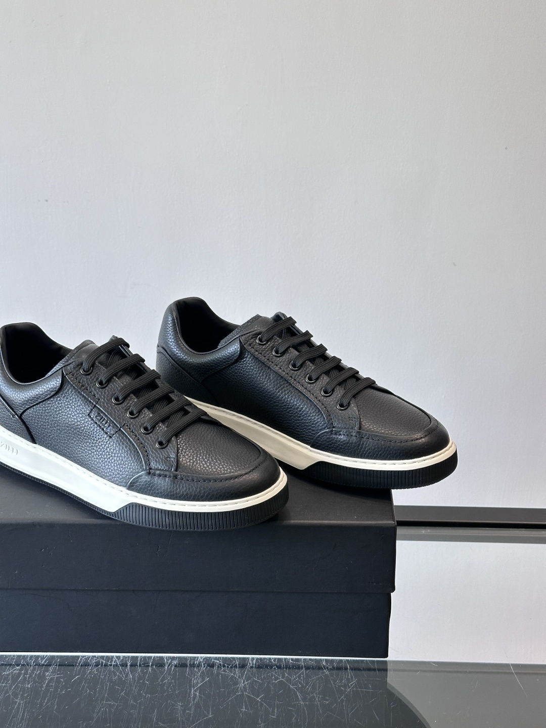 ZILLI男士牛皮休闲板鞋，选用优质头层牛皮，鞋面光滑细腻，质感满分。经典低帮系带设计，鞋侧和鞋底都有品