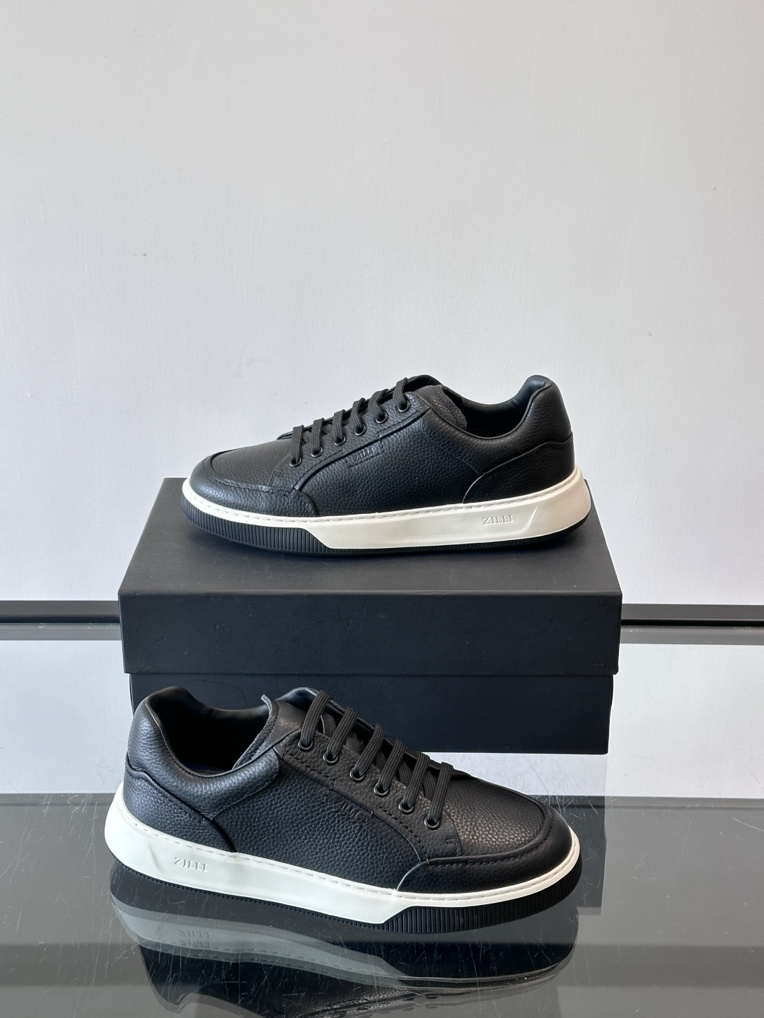 ZILLI男士牛皮休闲板鞋，选用优质头层牛皮，鞋面光滑细腻，质感满分。经典低帮系带设计，鞋侧和鞋底都有品