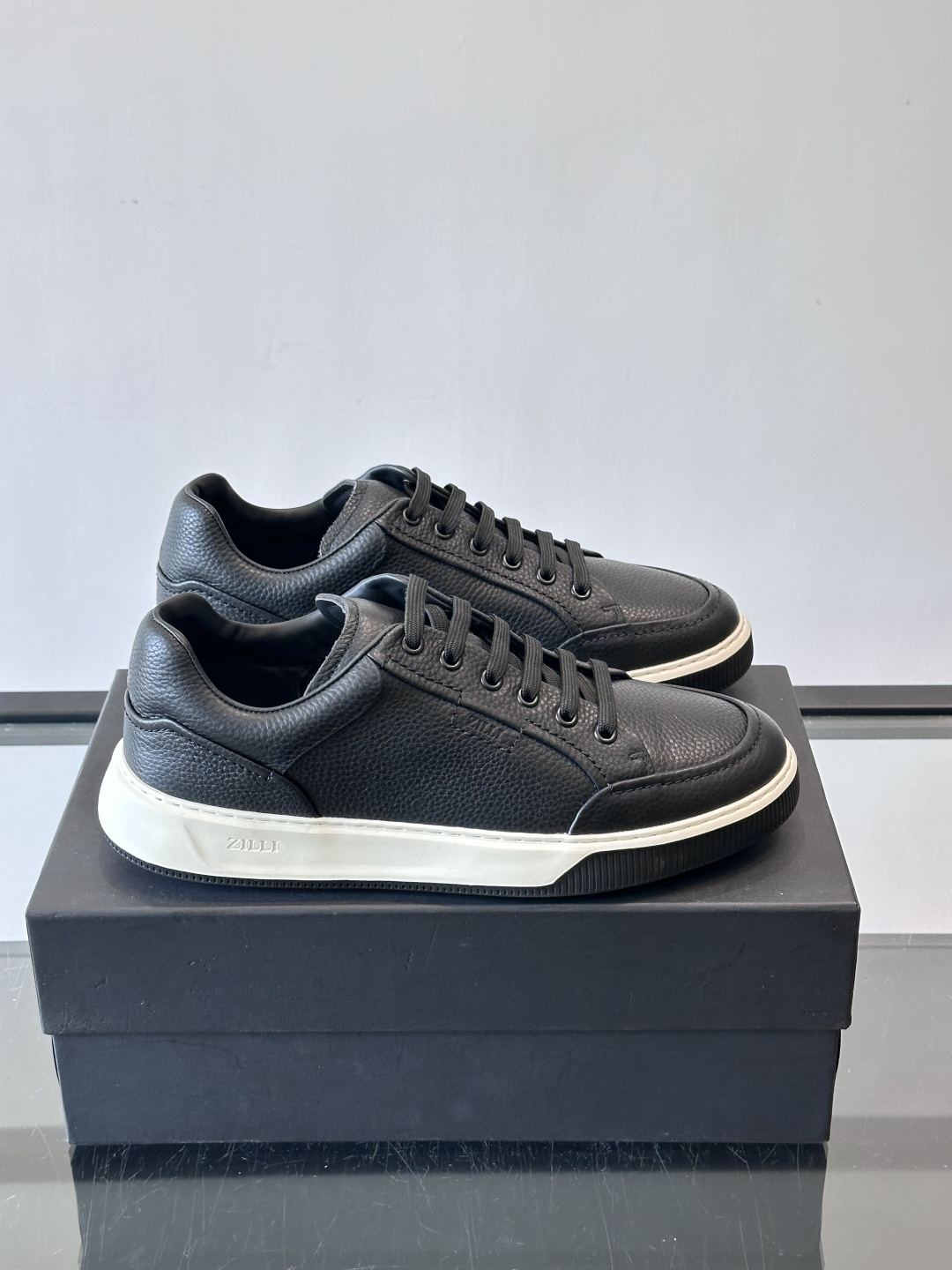 ZILLI男士牛皮休闲板鞋，选用优质头层牛皮，鞋面光滑细腻，质感满分。经典低帮系带设计，鞋侧和鞋底都有品