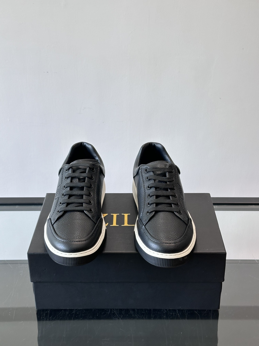 ZILLI男士牛皮休闲板鞋，选用优质头层牛皮，鞋面光滑细腻，质感满分。经典低帮系带设计，鞋侧和鞋底都有品