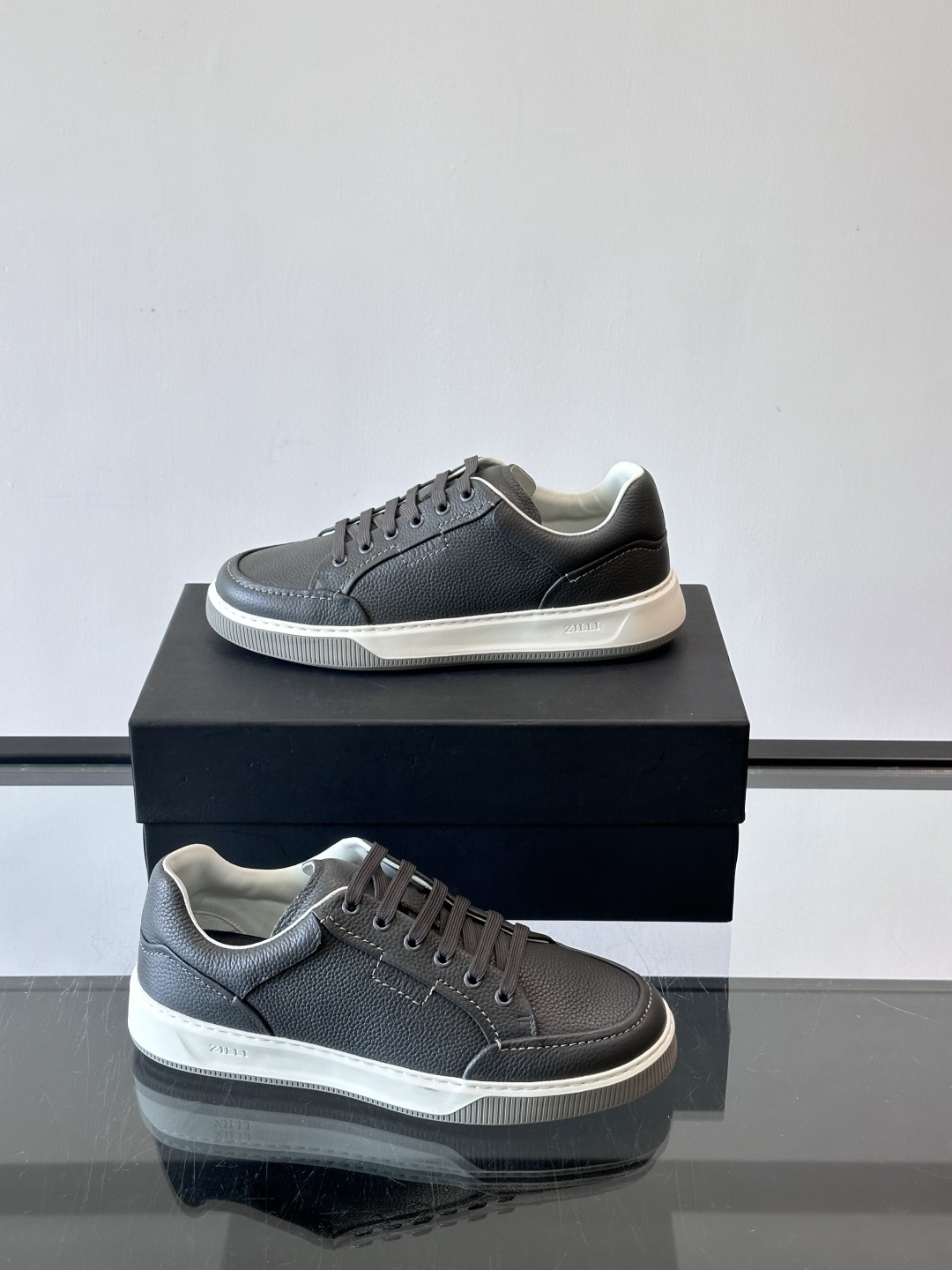 ZILLI男士牛皮休闲板鞋，选用优质头层牛皮，鞋面光滑细腻，质感满分。经典低帮系带设计，鞋侧和鞋底都有品