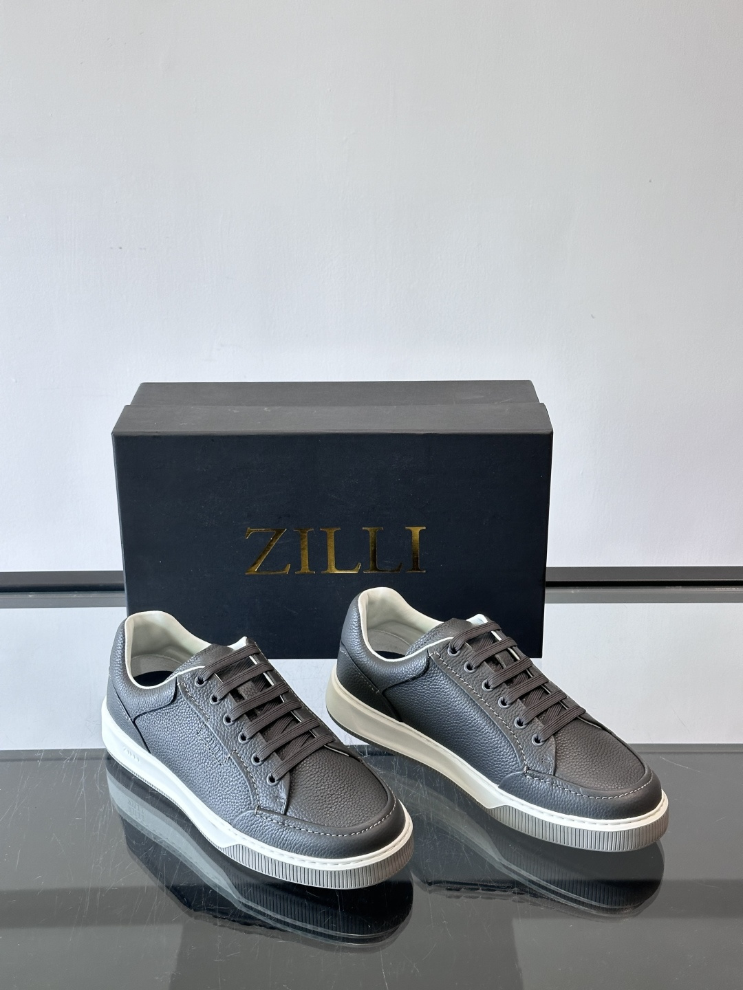 ZILLI男士牛皮休闲板鞋，选用优质头层牛皮，鞋面光滑细腻，质感满分。经典低帮系带设计，鞋侧和鞋底都有品