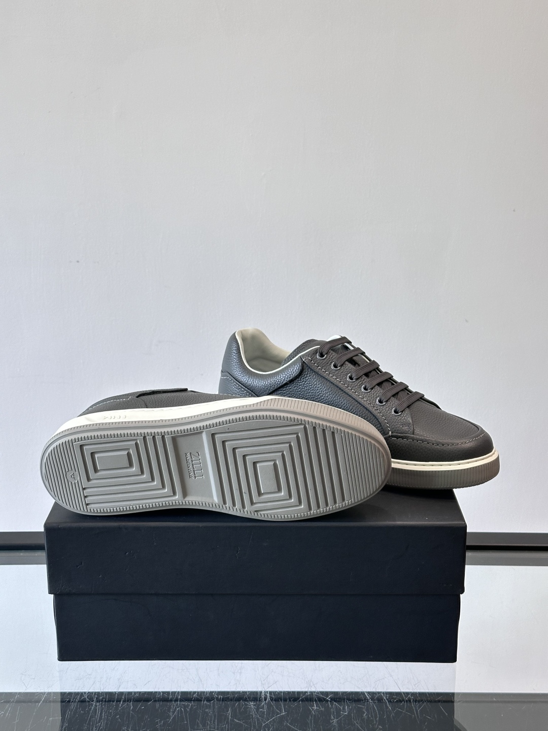 ZILLI男士牛皮休闲板鞋，选用优质头层牛皮，鞋面光滑细腻，质感满分。经典低帮系带设计，鞋侧和鞋底都有品