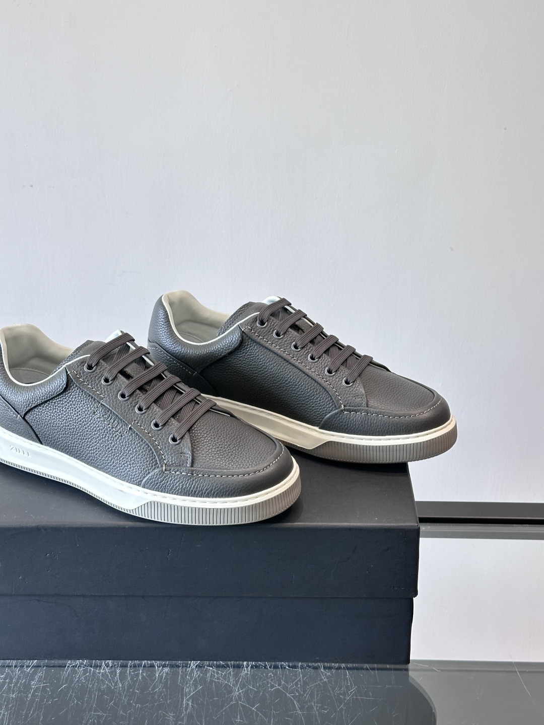 ZILLI男士牛皮休闲板鞋，选用优质头层牛皮，鞋面光滑细腻，质感满分。经典低帮系带设计，鞋侧和鞋底都有品