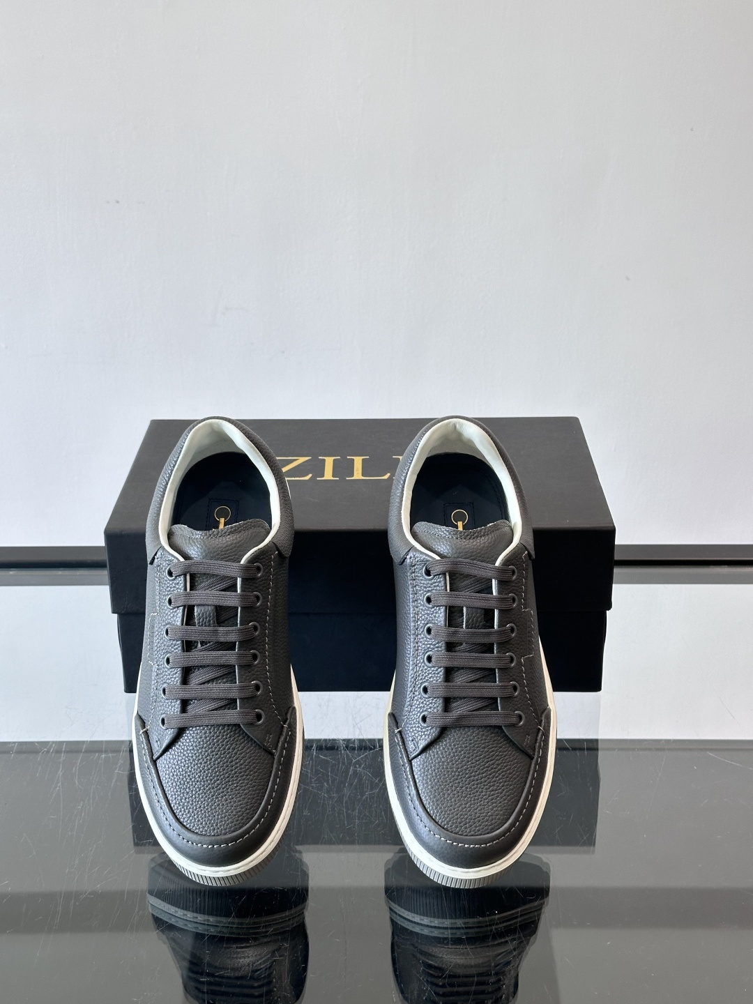 ZILLI男士牛皮休闲板鞋，选用优质头层牛皮，鞋面光滑细腻，质感满分。经典低帮系带设计，鞋侧和鞋底都有品