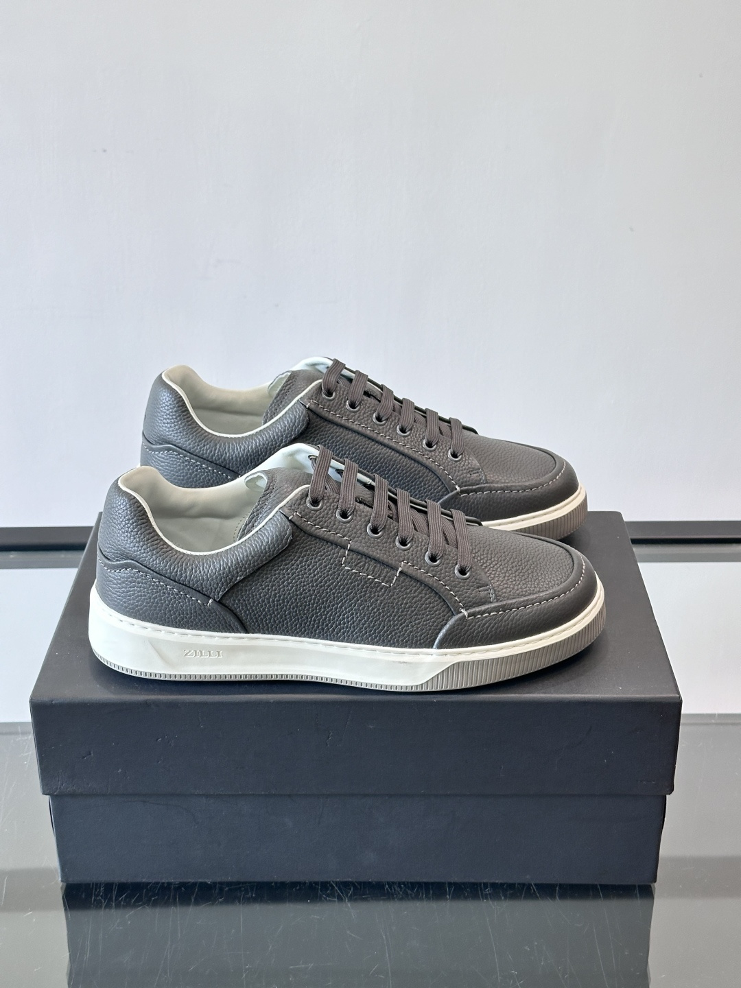 ZILLI男士牛皮休闲板鞋，选用优质头层牛皮，鞋面光滑细腻，质感满分。经典低帮系带设计，鞋侧和鞋底都有品