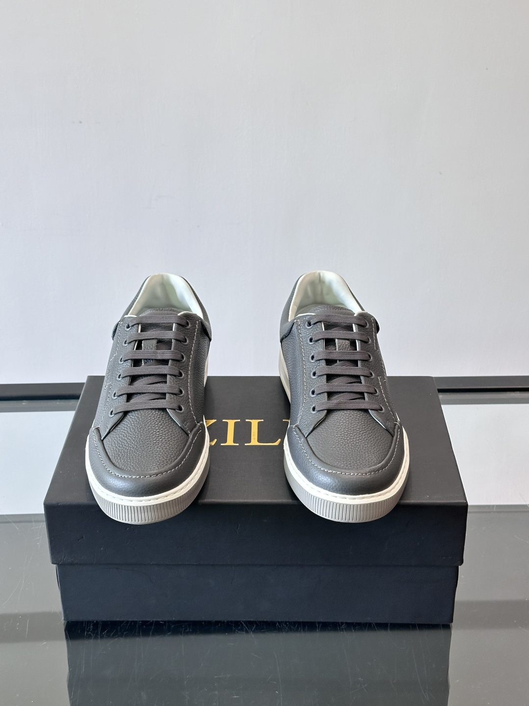 ZILLI男士牛皮休闲板鞋，选用优质头层牛皮，鞋面光滑细腻，质感满分。经典低帮系带设计，鞋侧和鞋底都有品