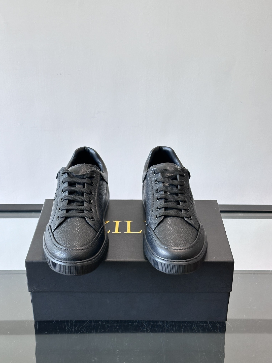 ZILLI男士牛皮休闲板鞋，选用优质头层牛皮，鞋面光滑细腻，质感满分。经典低帮系带设计，鞋侧和鞋底都有品