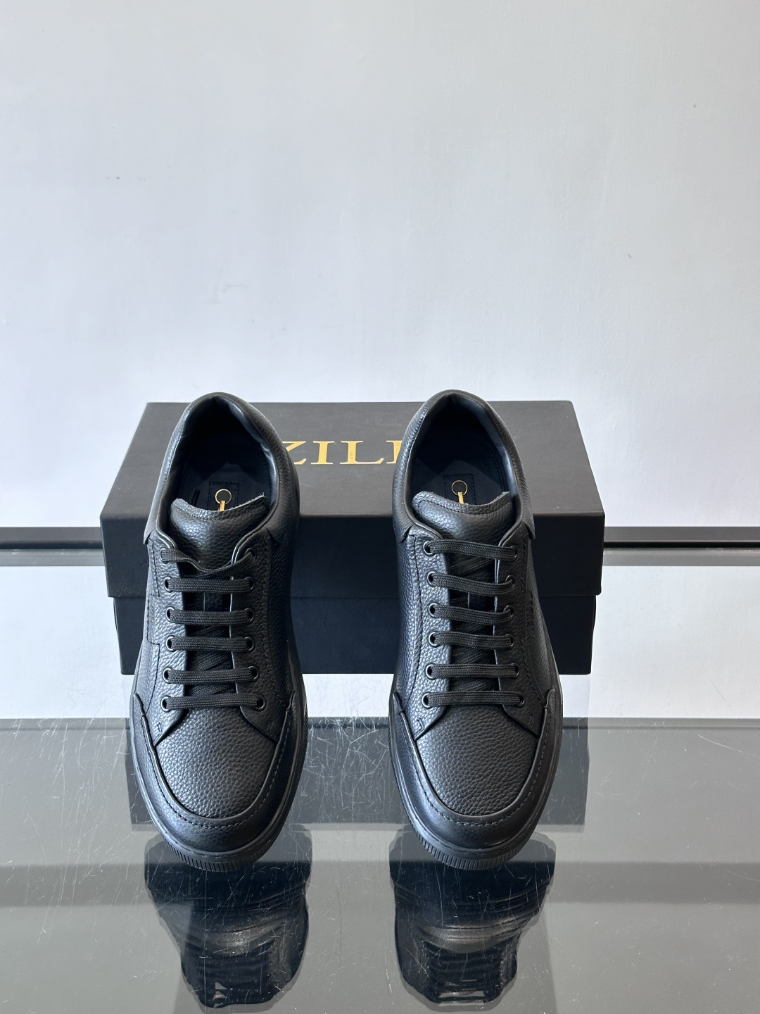 ZILLI男士牛皮休闲板鞋，选用优质头层牛皮，鞋面光滑细腻，质感满分。经典低帮系带设计，鞋侧和鞋底都有品