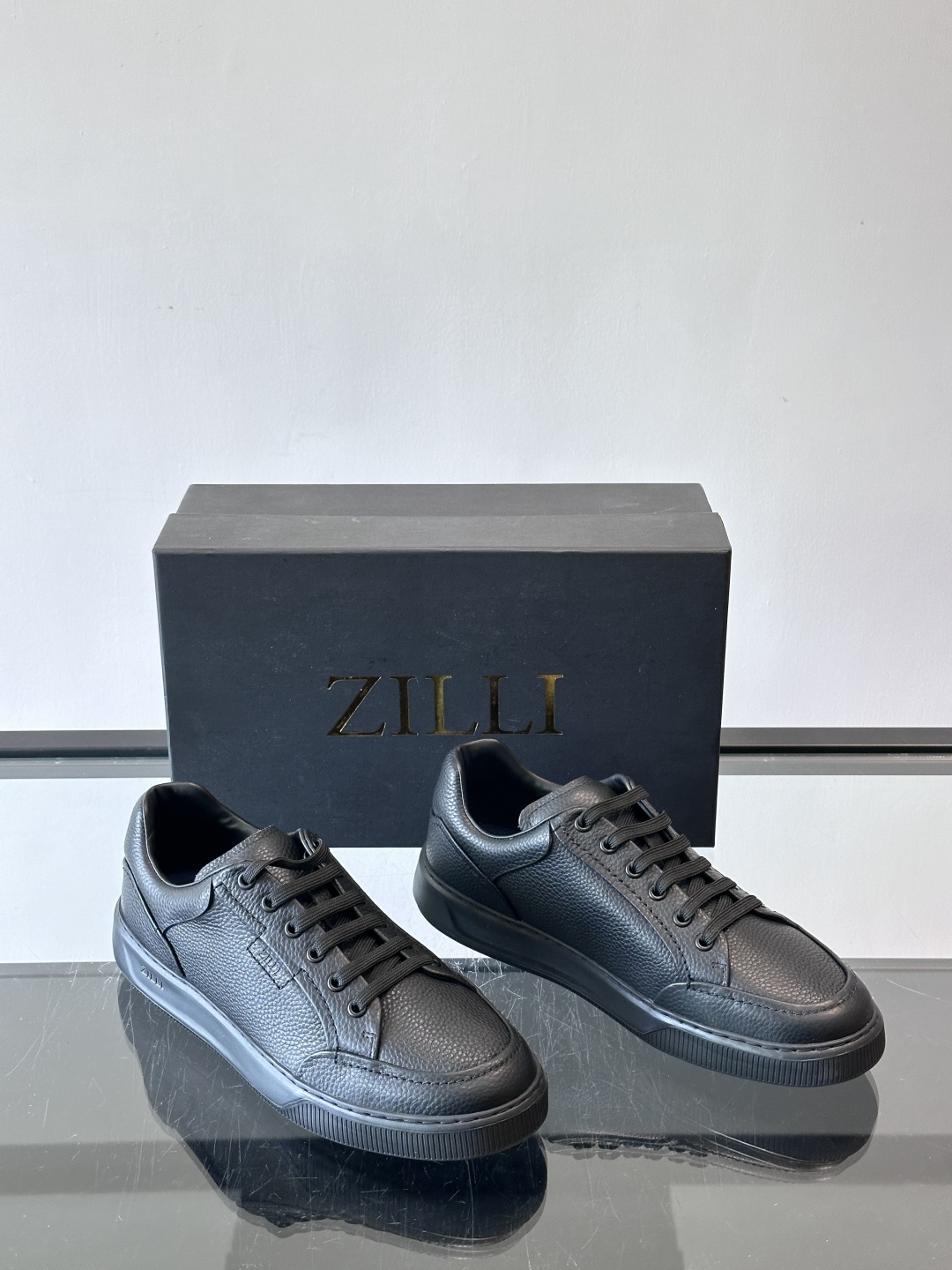ZILLI男士牛皮休闲板鞋，选用优质头层牛皮，鞋面光滑细腻，质感满分。经典低帮系带设计，鞋侧和鞋底都有品