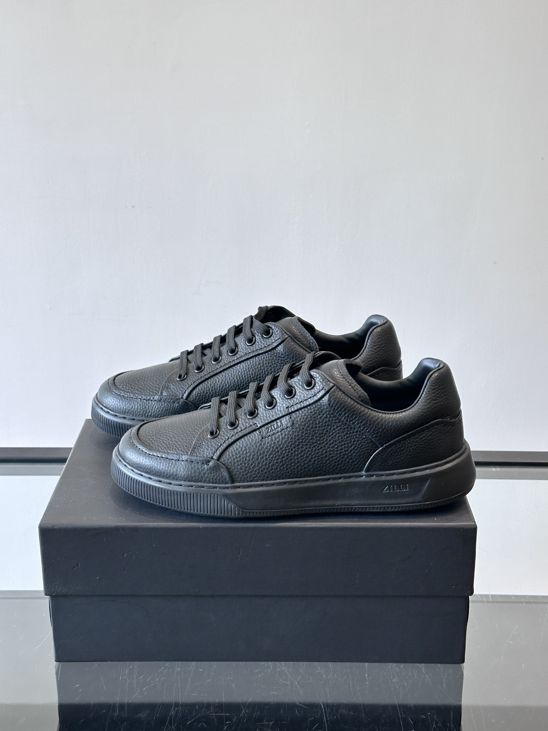 ZILLI男士牛皮休闲板鞋，选用优质头层牛皮，鞋面光滑细腻，质感满分。经典低帮系带设计，鞋侧和鞋底都有品