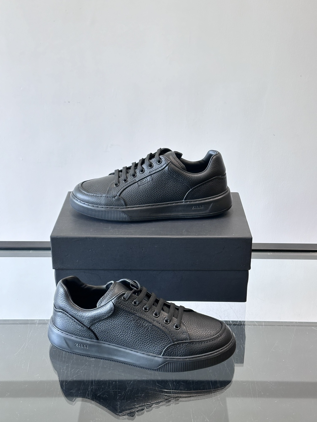 ZILLI男士牛皮休闲板鞋，选用优质头层牛皮，鞋面光滑细腻，质感满分。经典低帮系带设计，鞋侧和鞋底都有品