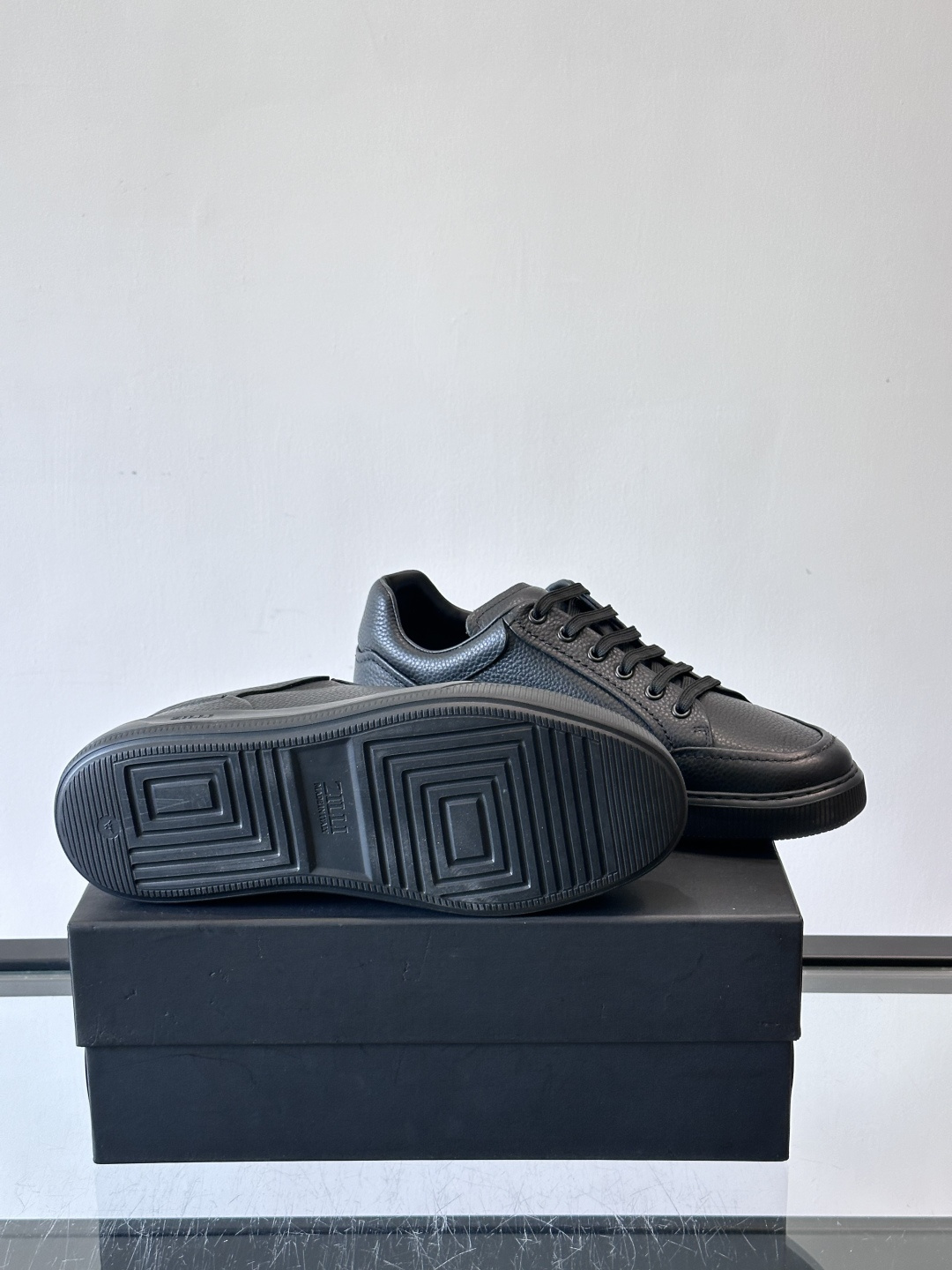 ZILLI男士牛皮休闲板鞋，选用优质头层牛皮，鞋面光滑细腻，质感满分。经典低帮系带设计，鞋侧和鞋底都有品