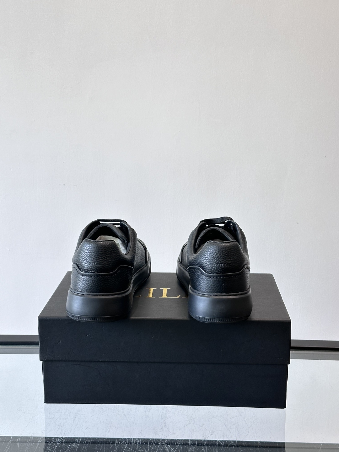 ZILLI男士牛皮休闲板鞋，选用优质头层牛皮，鞋面光滑细腻，质感满分。经典低帮系带设计，鞋侧和鞋底都有品