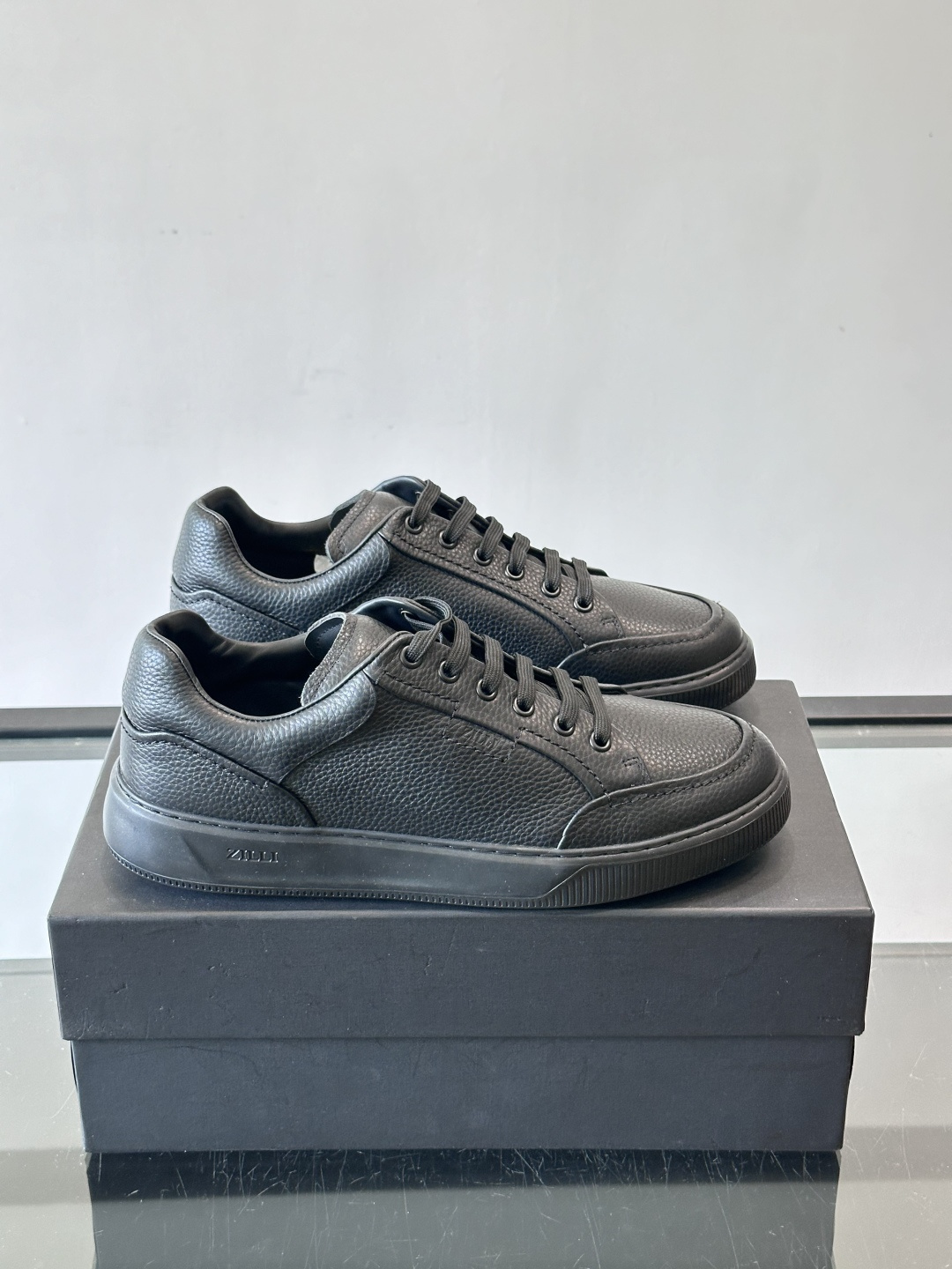 ZILLI男士牛皮休闲板鞋，选用优质头层牛皮，鞋面光滑细腻，质感满分。经典低帮系带设计，鞋侧和鞋底都有品