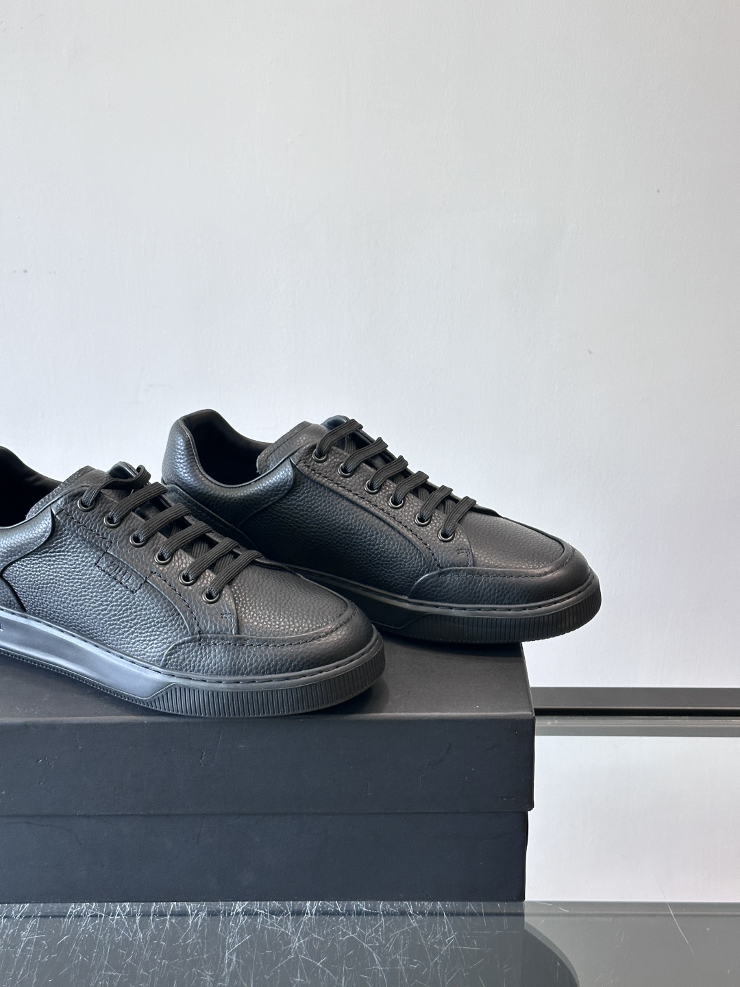 ZILLI男士牛皮休闲板鞋，选用优质头层牛皮，鞋面光滑细腻，质感满分。经典低帮系带设计，鞋侧和鞋底都有品