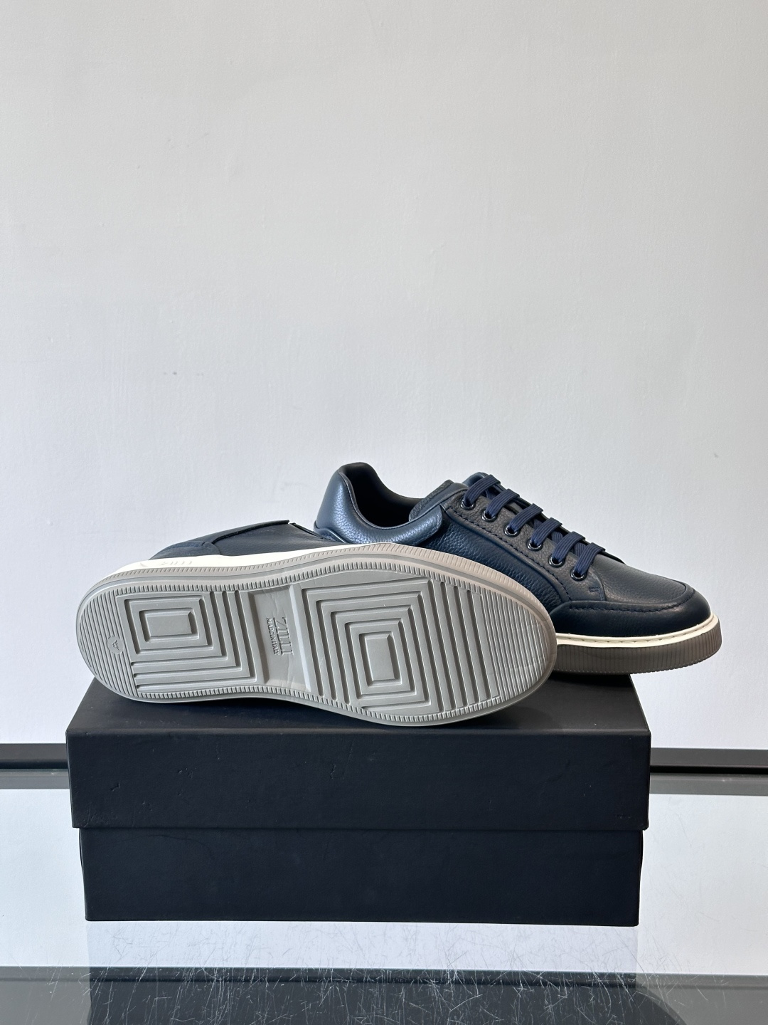 ZILLI男士牛皮休闲板鞋，选用优质头层牛皮，鞋面光滑细腻，质感满分。经典低帮系带设计，鞋侧和鞋底都有品