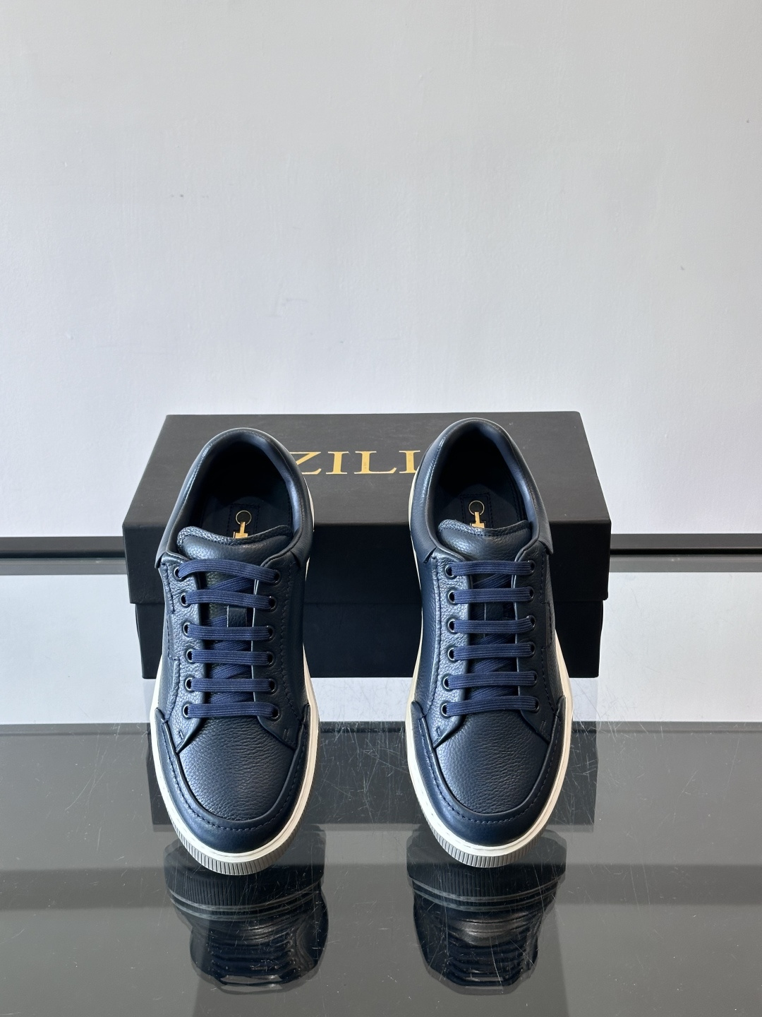 ZILLI男士牛皮休闲板鞋，选用优质头层牛皮，鞋面光滑细腻，质感满分。经典低帮系带设计，鞋侧和鞋底都有品