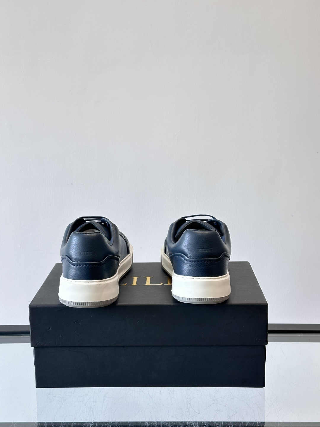 ZILLI男士牛皮休闲板鞋，选用优质头层牛皮，鞋面光滑细腻，质感满分。经典低帮系带设计，鞋侧和鞋底都有品