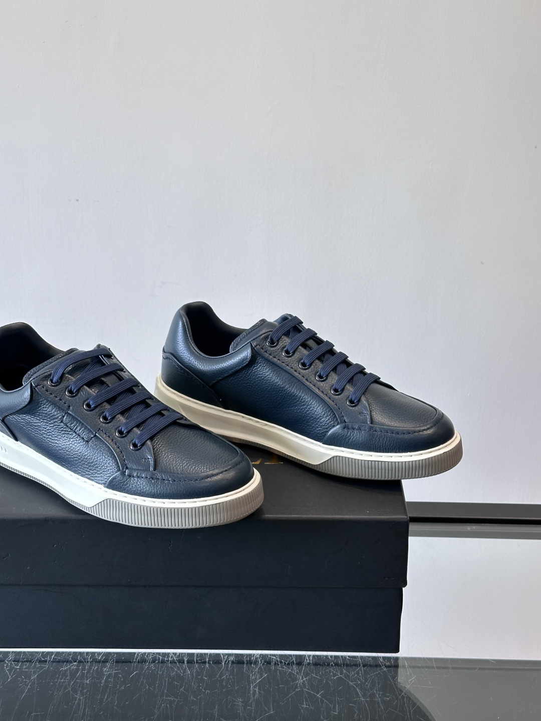 ZILLI男士牛皮休闲板鞋，选用优质头层牛皮，鞋面光滑细腻，质感满分。经典低帮系带设计，鞋侧和鞋底都有品