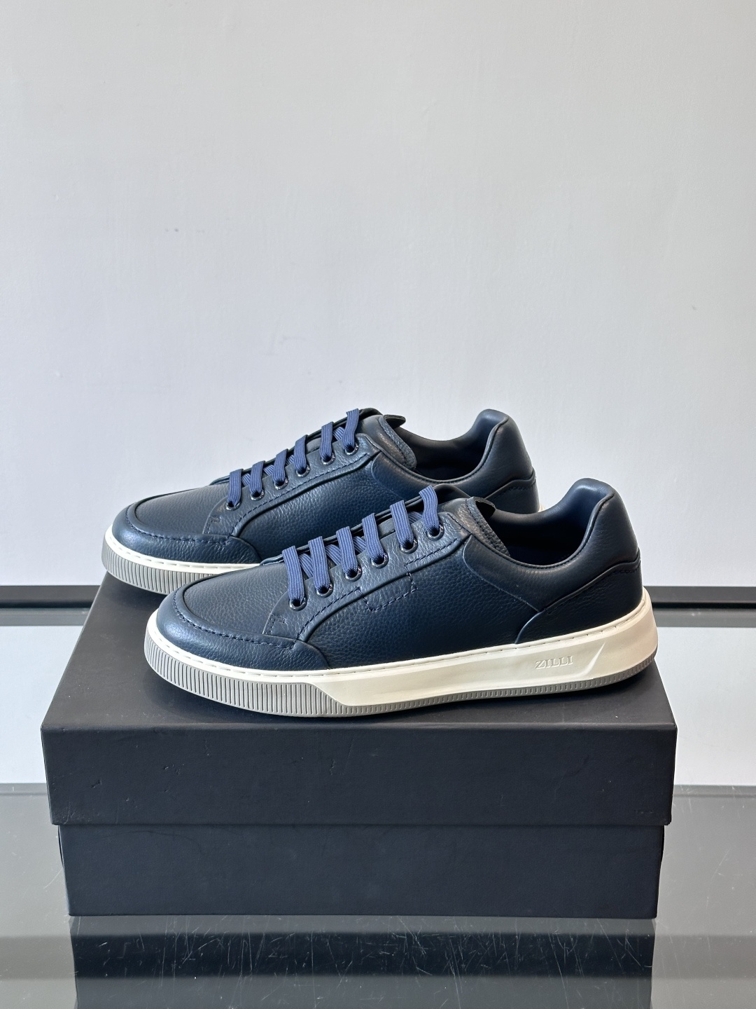 ZILLI男士牛皮休闲板鞋，选用优质头层牛皮，鞋面光滑细腻，质感满分。经典低帮系带设计，鞋侧和鞋底都有品