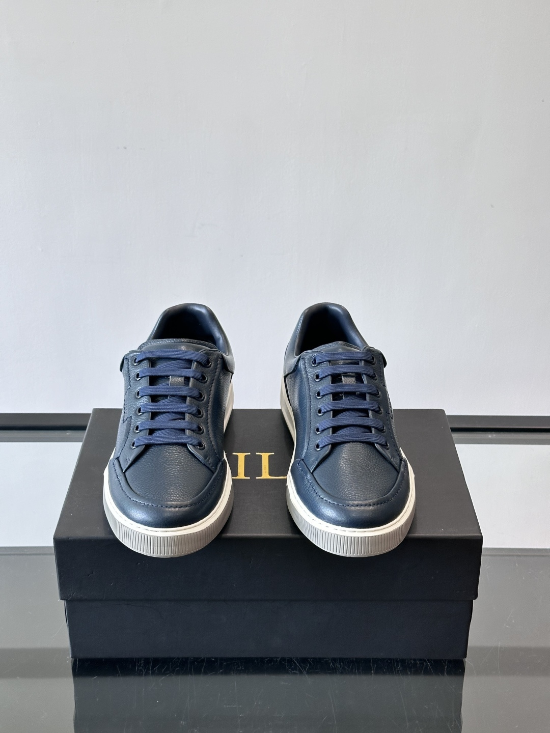 ZILLI男士牛皮休闲板鞋，选用优质头层牛皮，鞋面光滑细腻，质感满分。经典低帮系带设计，鞋侧和鞋底都有品