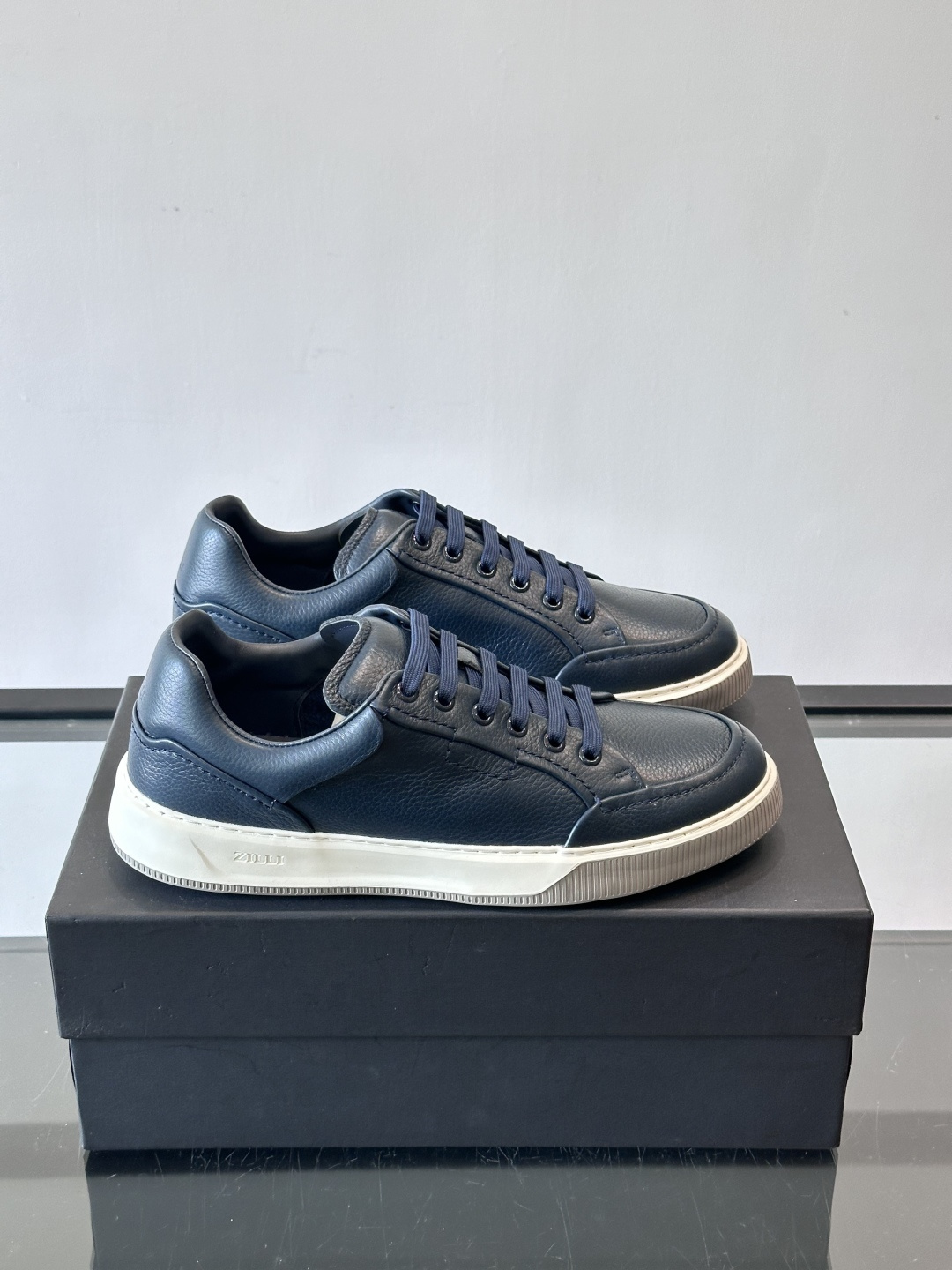 ZILLI男士牛皮休闲板鞋，选用优质头层牛皮，鞋面光滑细腻，质感满分。经典低帮系带设计，鞋侧和鞋底都有品