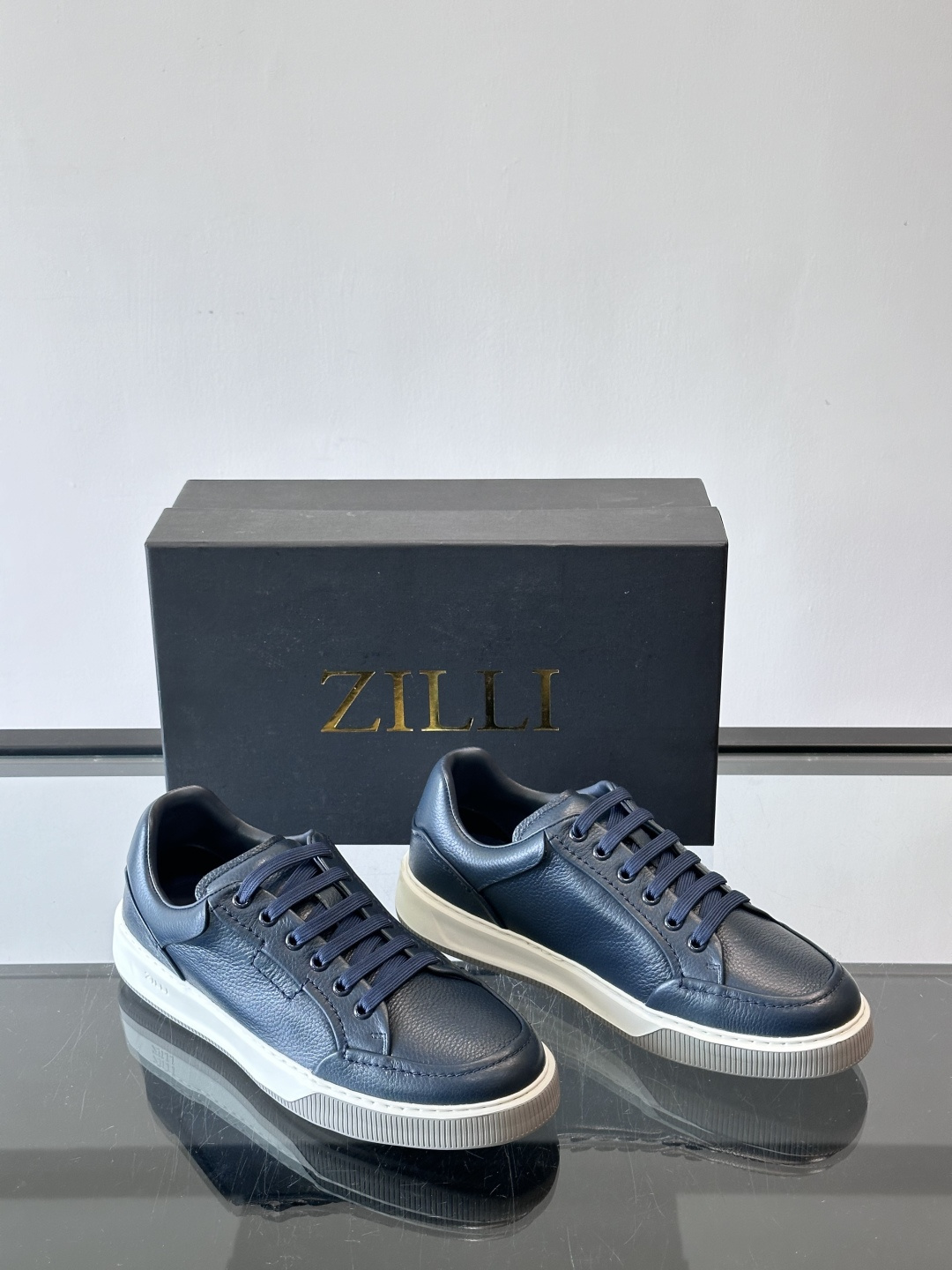 ZILLI男士牛皮休闲板鞋，选用优质头层牛皮，鞋面光滑细腻，质感满分。经典低帮系带设计，鞋侧和鞋底都有品