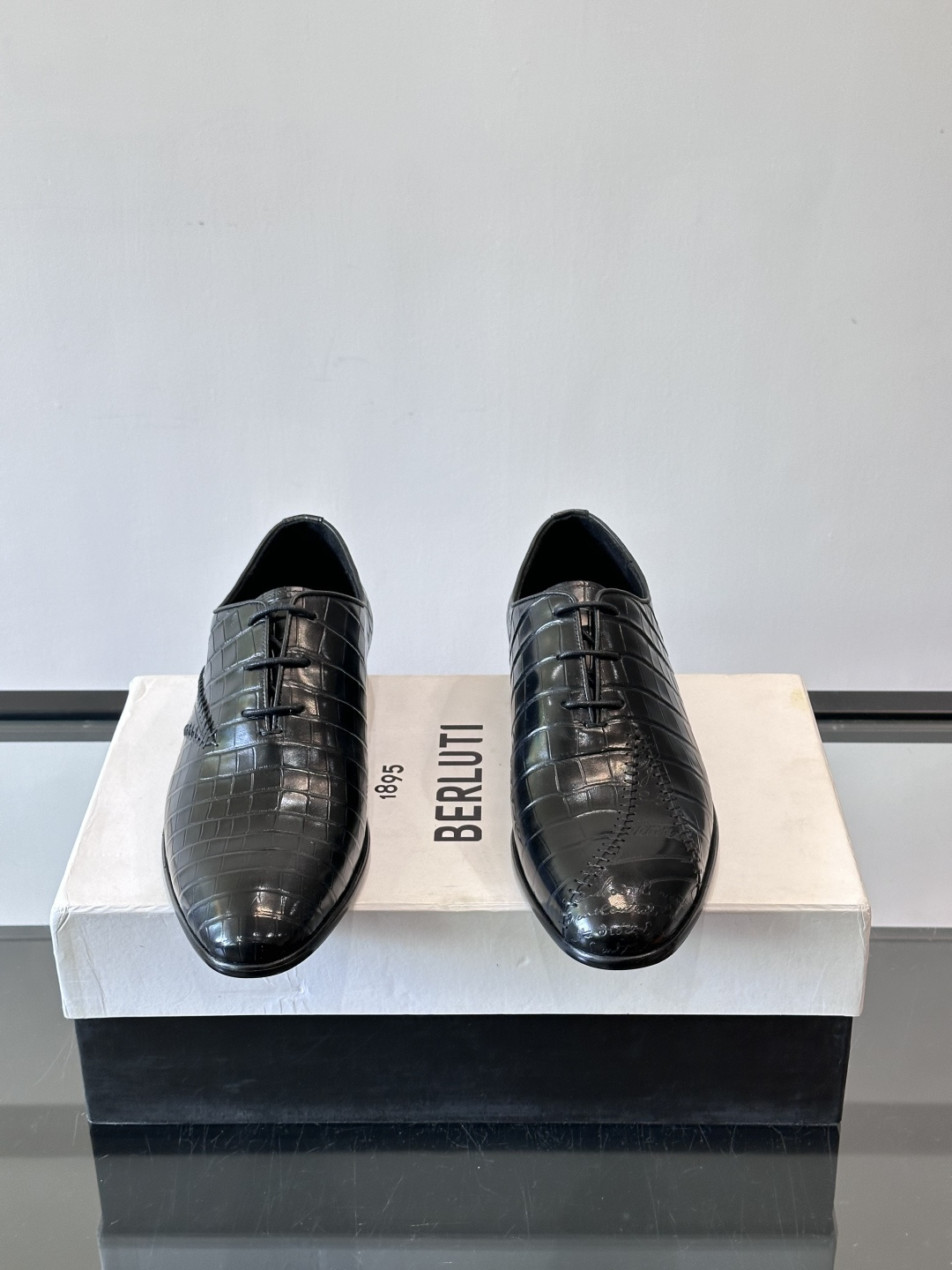 BERLUTI布鲁提男士真皮大底牛津鞋采用整片美洲短吻鳄鱼皮，保留原始鳞片纹理，质感超赞！意大利手工制作