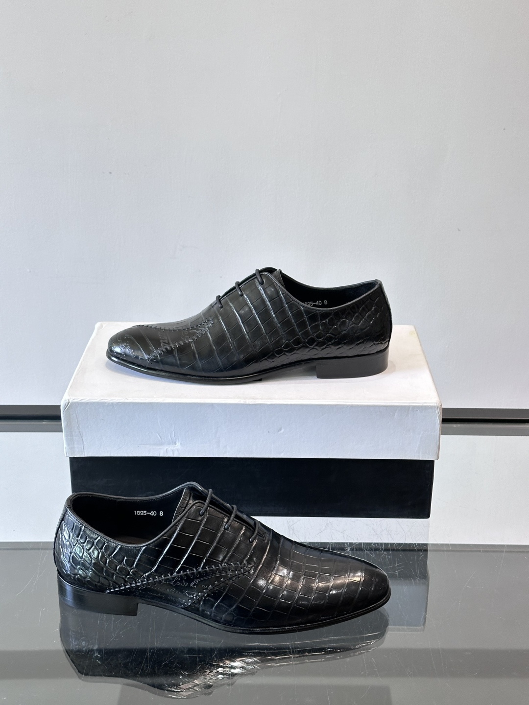 BERLUTI布鲁提男士真皮大底牛津鞋采用整片美洲短吻鳄鱼皮，保留原始鳞片纹理，质感超赞！意大利手工制作