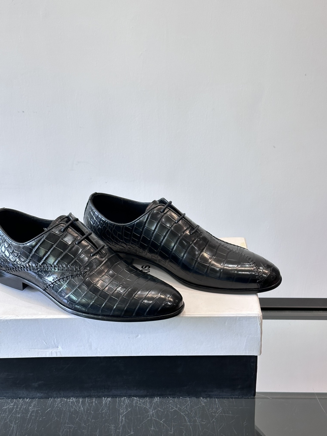 BERLUTI布鲁提男士真皮大底牛津鞋采用整片美洲短吻鳄鱼皮，保留原始鳞片纹理，质感超赞！意大利手工制作