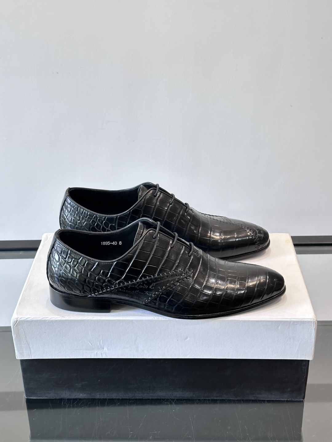 BERLUTI布鲁提男士真皮大底牛津鞋采用整片美洲短吻鳄鱼皮，保留原始鳞片纹理，质感超赞！意大利手工制作