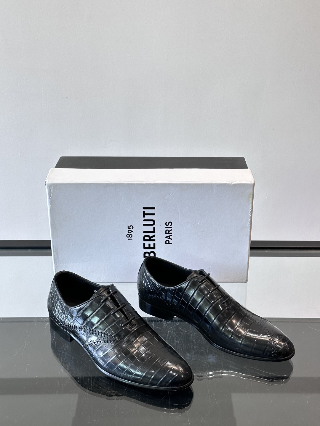 BERLUTI布鲁提男士真皮大底牛津鞋采用整片美洲短吻鳄鱼皮，保留原始鳞片纹理，质感超赞！意大利手工制作
