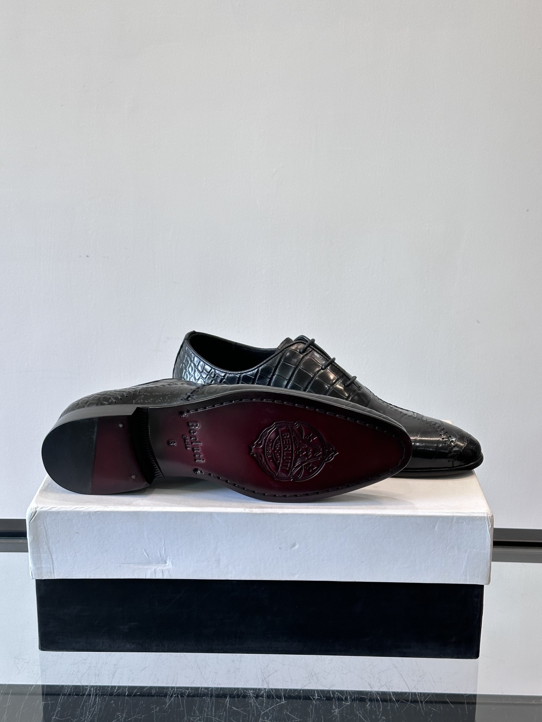 BERLUTI布鲁提男士真皮大底牛津鞋采用整片美洲短吻鳄鱼皮，保留原始鳞片纹理，质感超赞！意大利手工制作