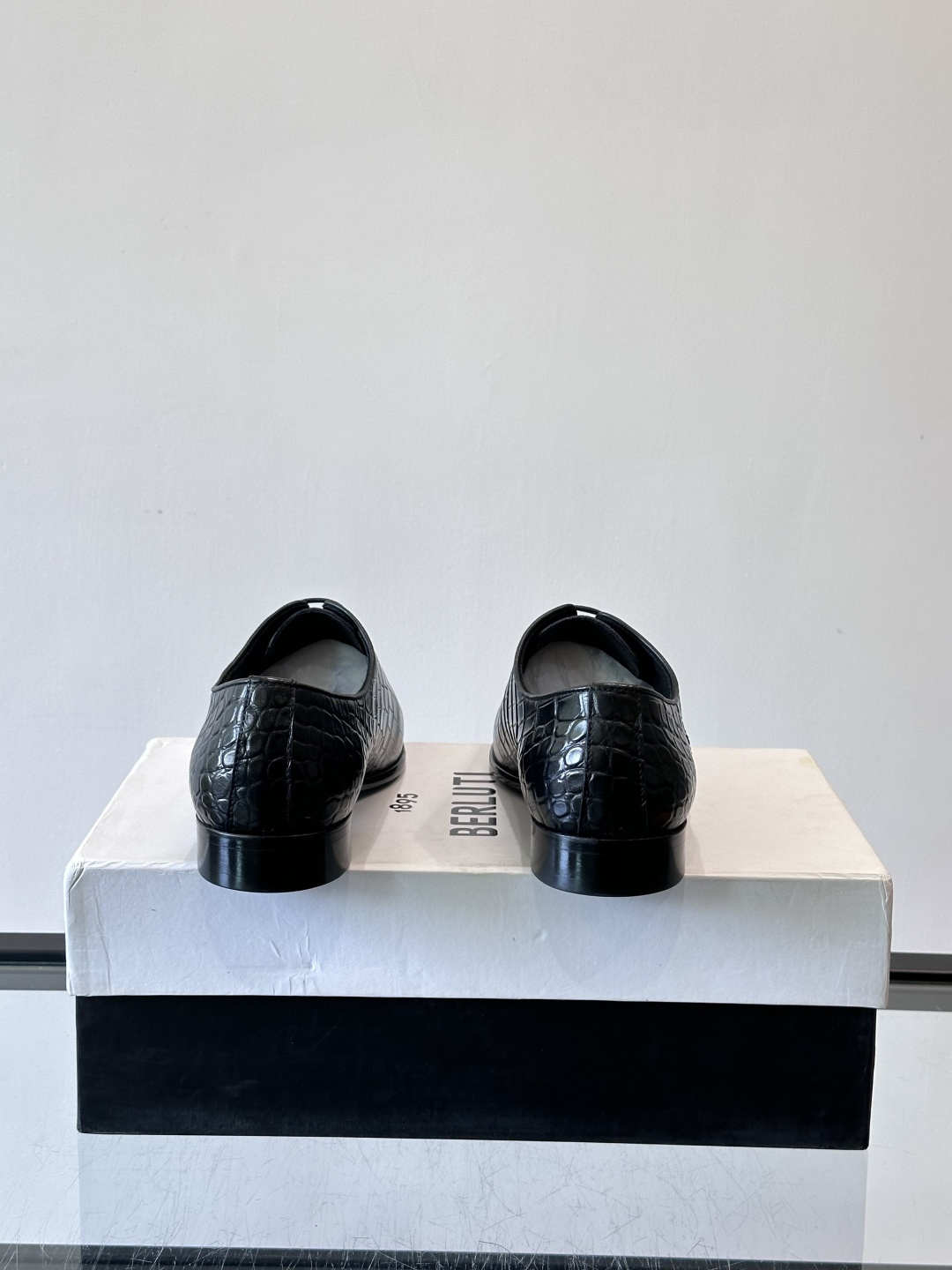 BERLUTI布鲁提男士真皮大底牛津鞋采用整片美洲短吻鳄鱼皮，保留原始鳞片纹理，质感超赞！意大利手工制作