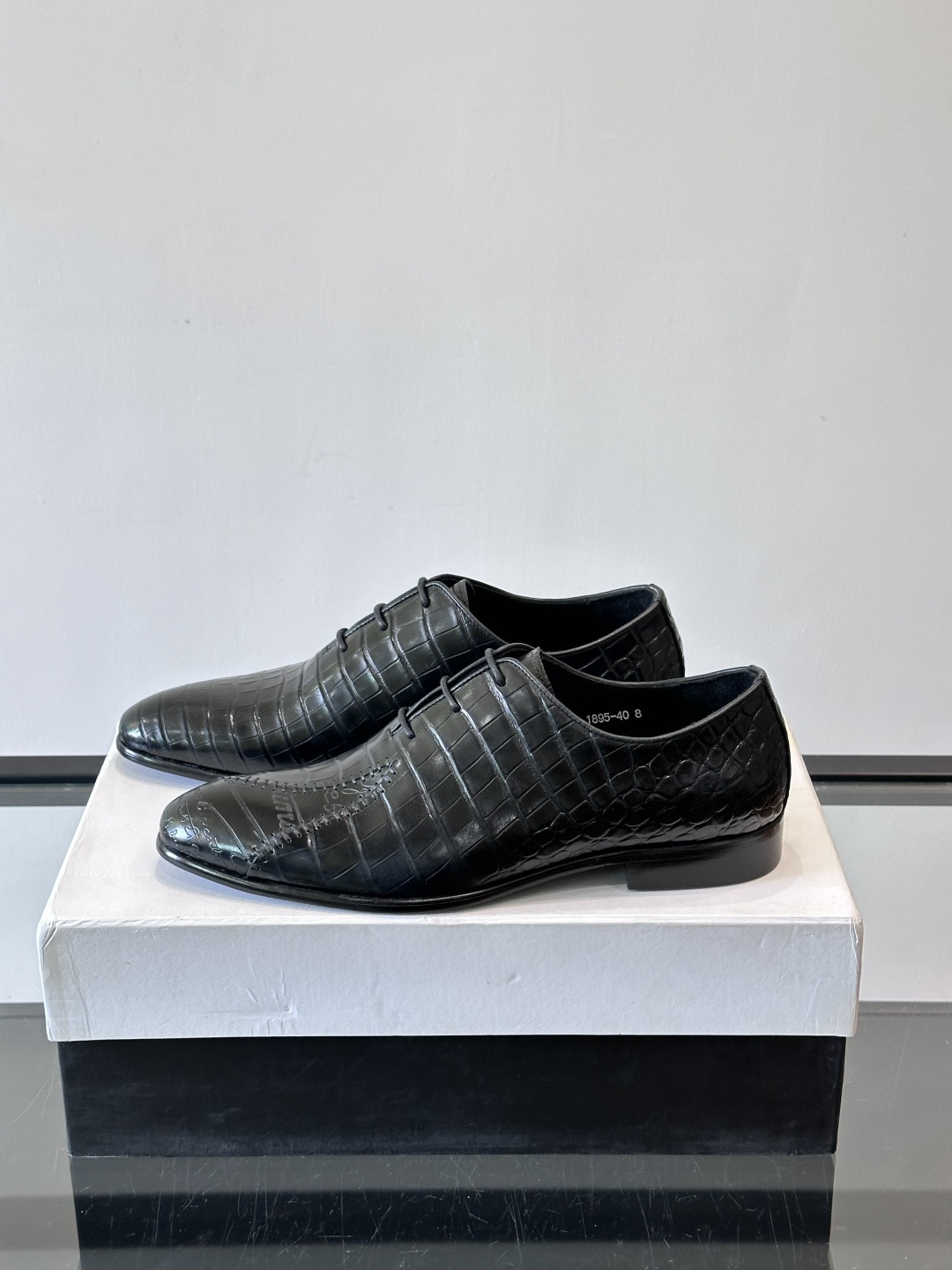 BERLUTI布鲁提男士真皮大底牛津鞋采用整片美洲短吻鳄鱼皮，保留原始鳞片纹理，质感超赞！意大利手工制作