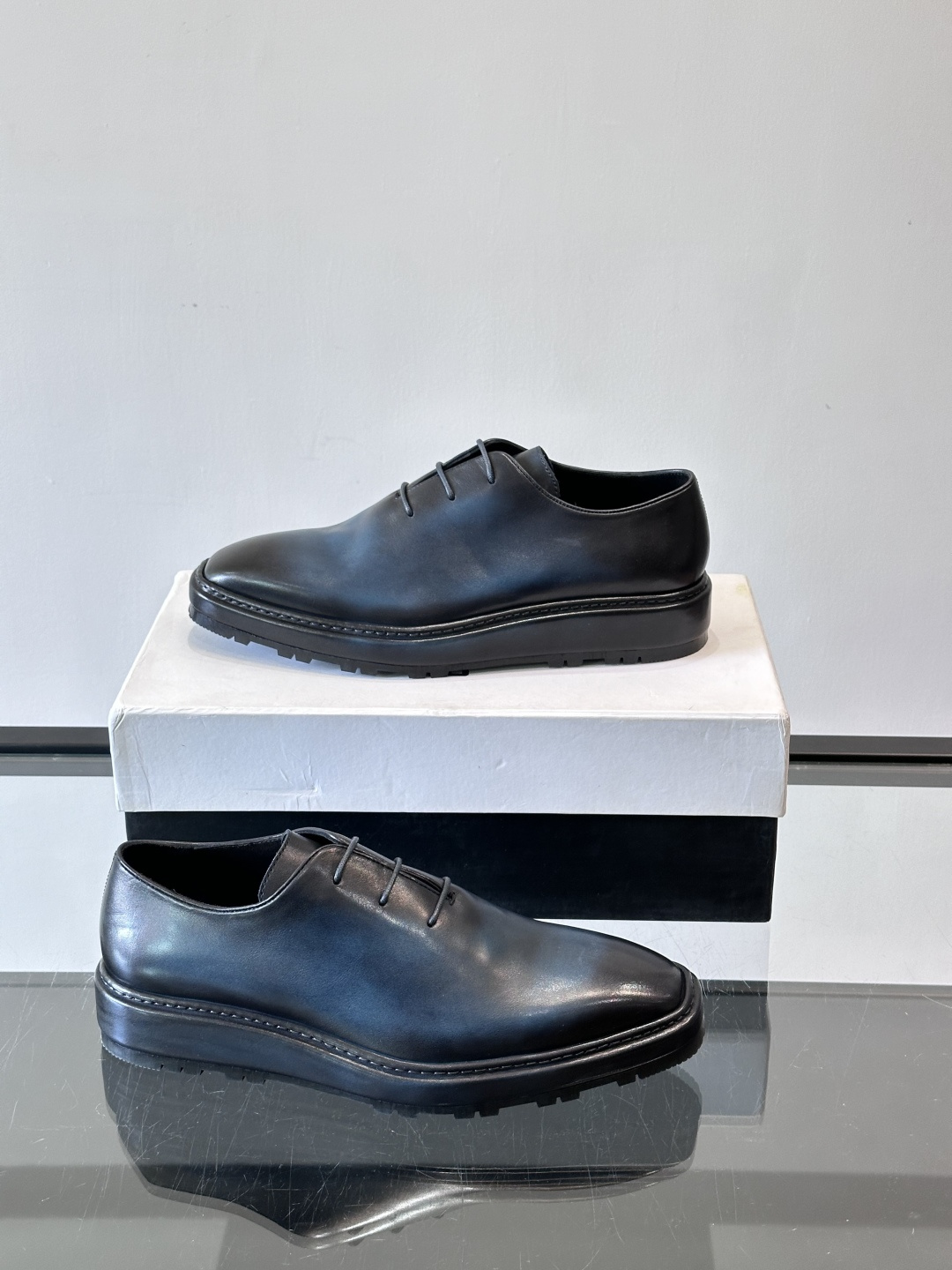 BERLUTI布鲁提男士商务正装皮鞋采用黑色光面软皮，鞋型修长，低调简约，适合搭配西装或休闲西裤。鞋底为