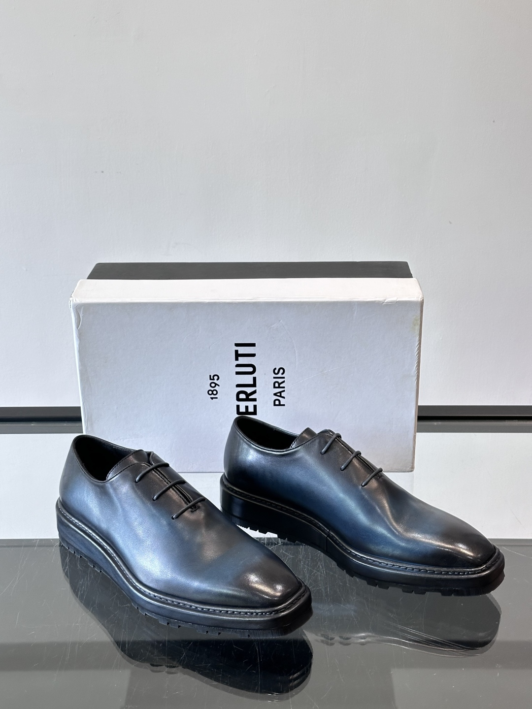 BERLUTI布鲁提男士商务正装皮鞋采用黑色光面软皮，鞋型修长，低调简约，适合搭配西装或休闲西裤。鞋底为