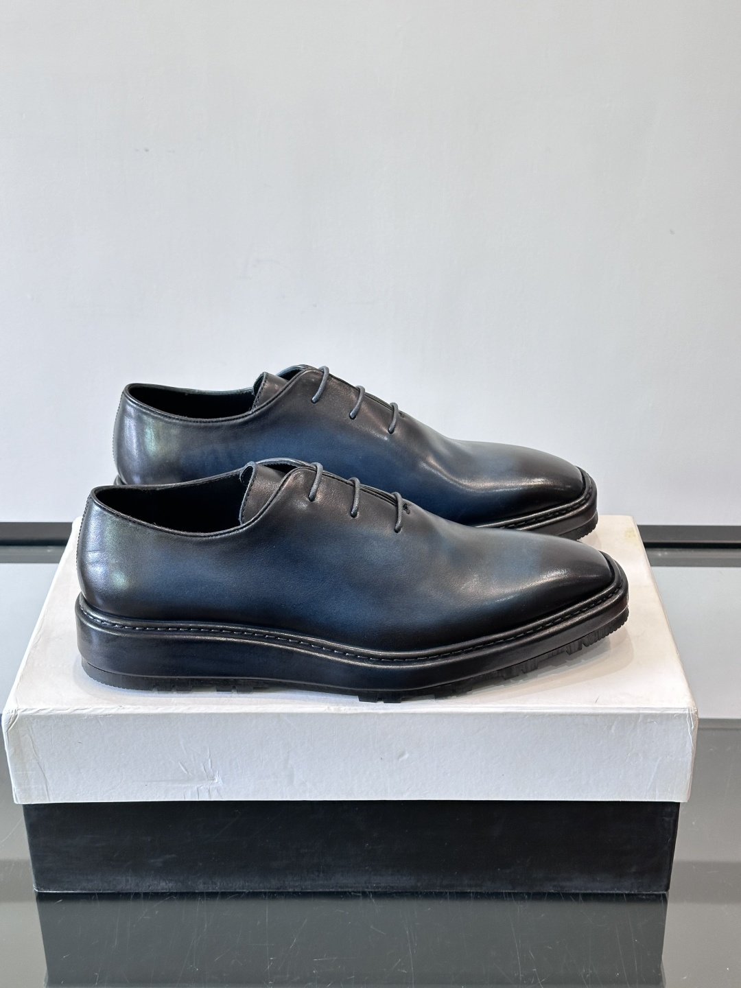 BERLUTI布鲁提男士商务正装皮鞋采用黑色光面软皮，鞋型修长，低调简约，适合搭配西装或休闲西裤。鞋底为