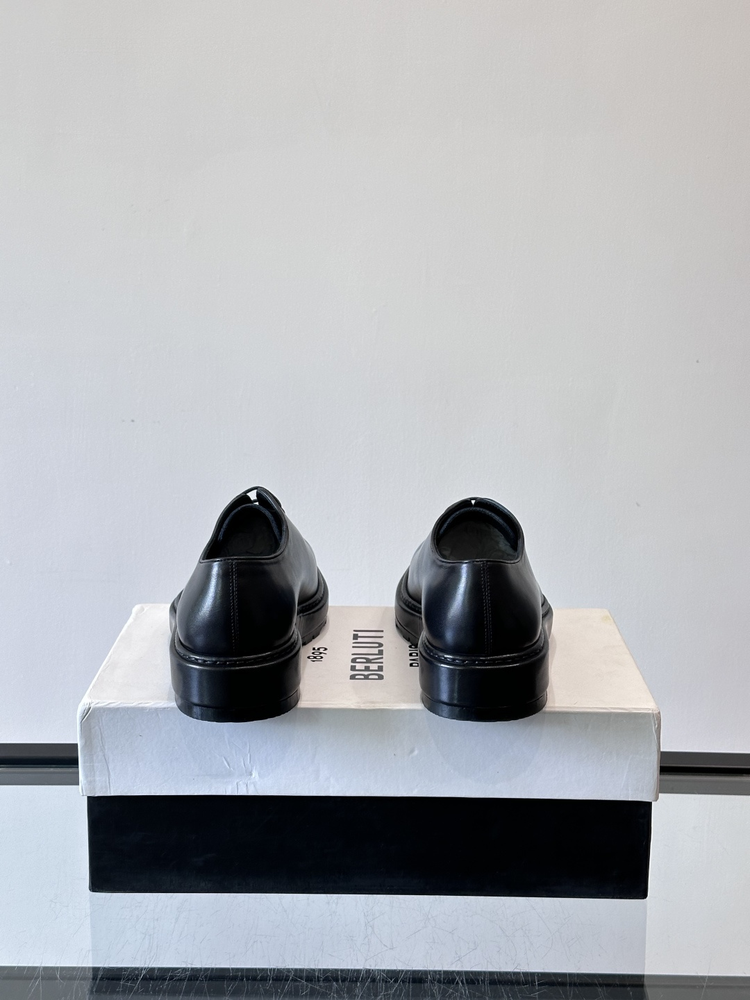 BERLUTI布鲁提男士商务正装皮鞋采用黑色光面软皮，鞋型修长，低调简约，适合搭配西装或休闲西裤。鞋底为
