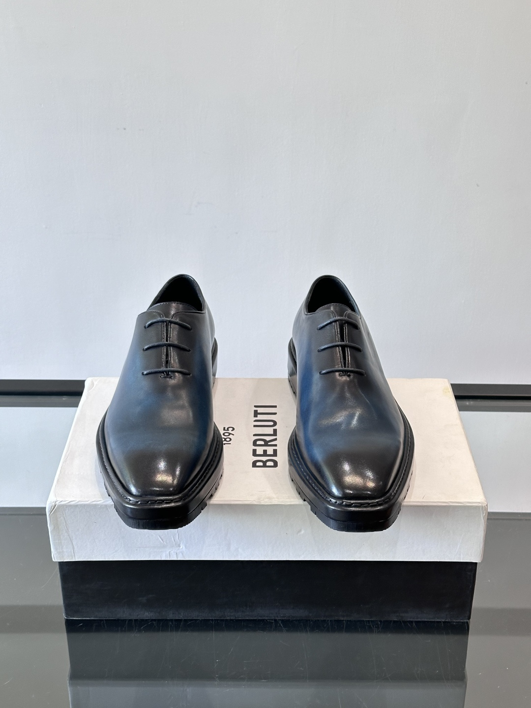 BERLUTI布鲁提男士商务正装皮鞋采用黑色光面软皮，鞋型修长，低调简约，适合搭配西装或休闲西裤。鞋底为