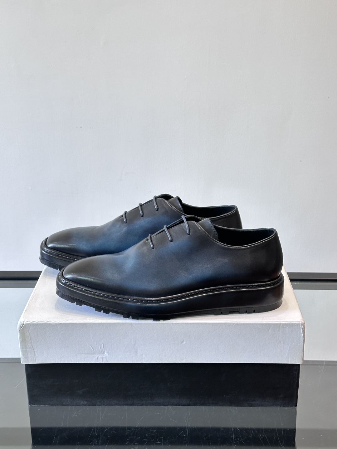 BERLUTI布鲁提男士商务正装皮鞋采用黑色光面软皮，鞋型修长，低调简约，适合搭配西装或休闲西裤。鞋底为