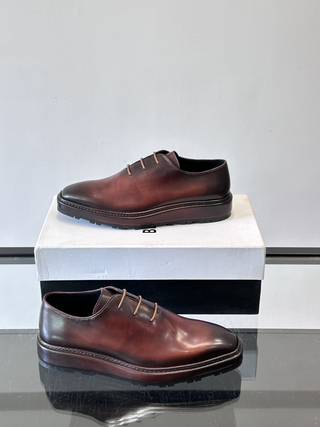 BERLUTI布鲁提男士商务正装皮鞋采用黑色光面软皮，鞋型修长，低调简约，适合搭配西装或休闲西裤。鞋底为