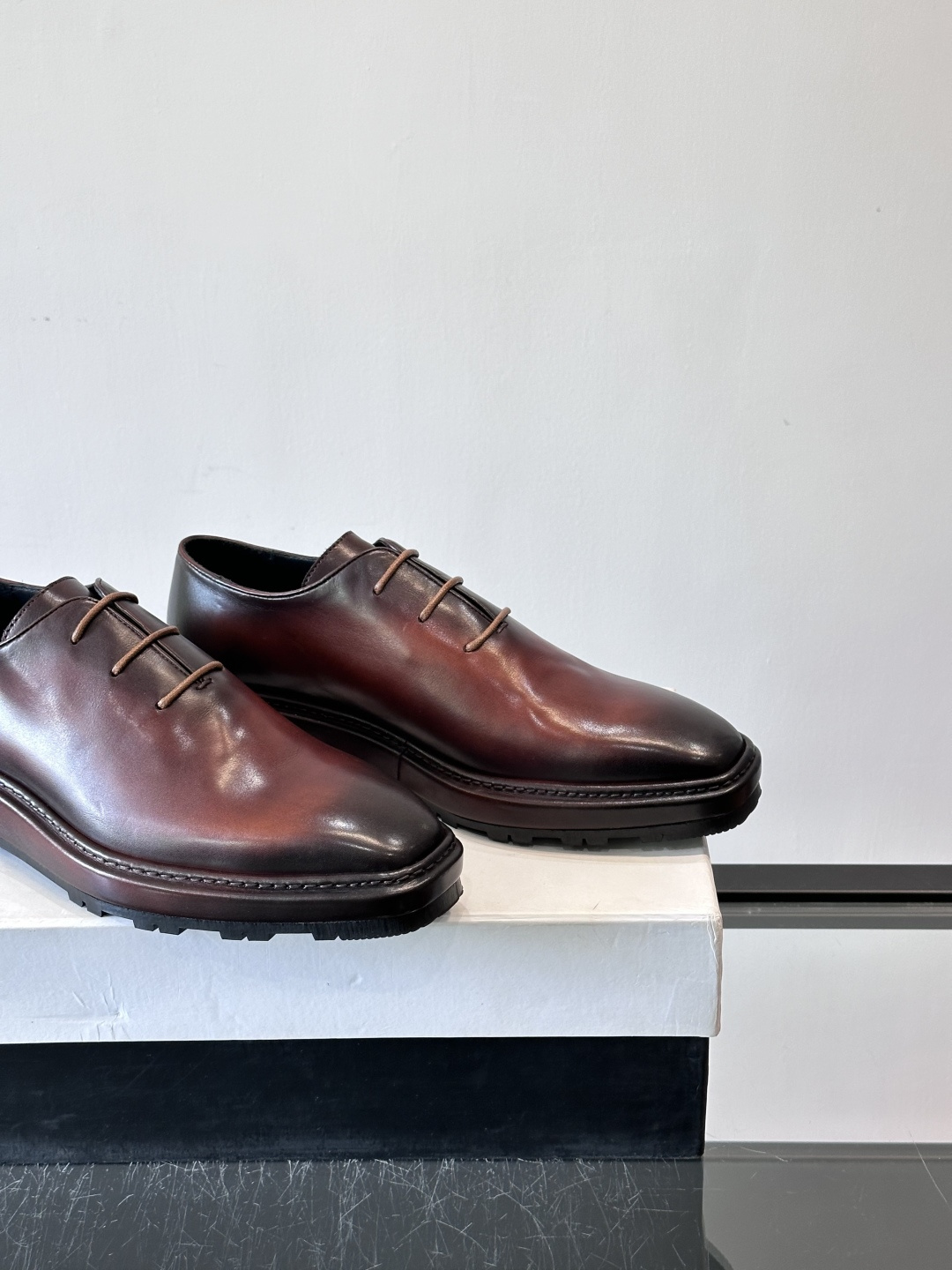 BERLUTI布鲁提男士商务正装皮鞋采用黑色光面软皮，鞋型修长，低调简约，适合搭配西装或休闲西裤。鞋底为