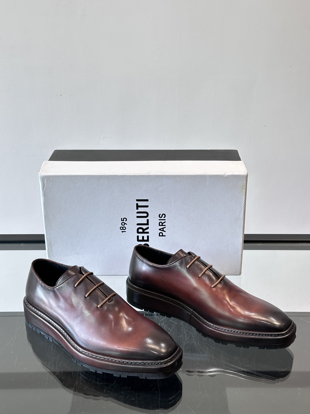 BERLUTI布鲁提男士商务正装皮鞋采用黑色光面软皮，鞋型修长，低调简约，适合搭配西装或休闲西裤。鞋底为