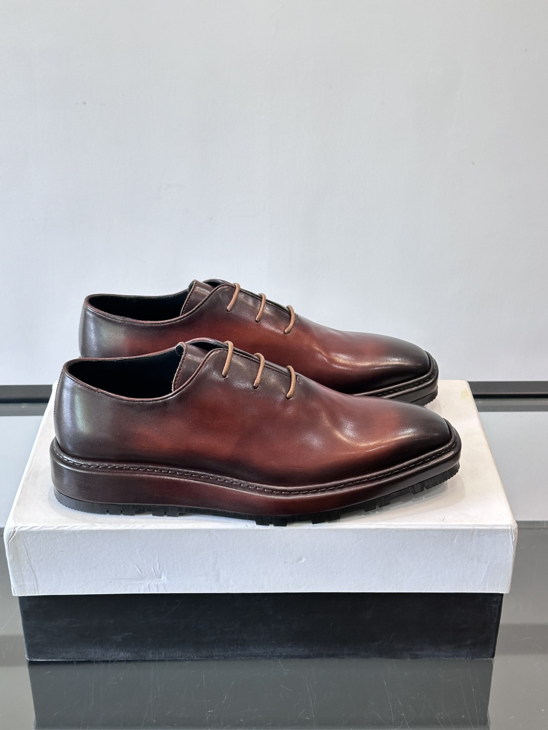 BERLUTI布鲁提男士商务正装皮鞋采用黑色光面软皮，鞋型修长，低调简约，适合搭配西装或休闲西裤。鞋底为